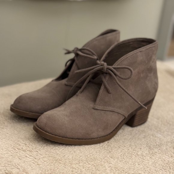 Taupe Suede Booties Women 7.5 M Carlos "Graham" lace-up tan boho ankle boot - Picture 1 of 11